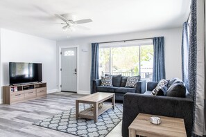 Smart TV, offices - New Buffalo, Walk to Beach, Remodeled, Fenced Yard (New Buffalo)
