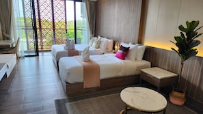 Quarto triplo luxo, sacada | Frigobar (abastecido com itens grátis), cofres nos quartos