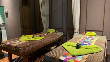 BehandlungsrĂ€ume fĂŒr Paare, Sauna, Whirlpool, Dampfbad