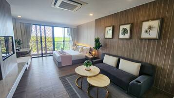 Habitación doble Deluxe, balcón | Artículos del minibar gratis y caja de seguridad en la habitación