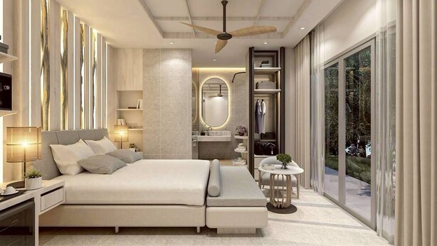 Un dormitorio moderno con una cama grande, ventilador de techo, vestidor y baño con un espejo amplio.