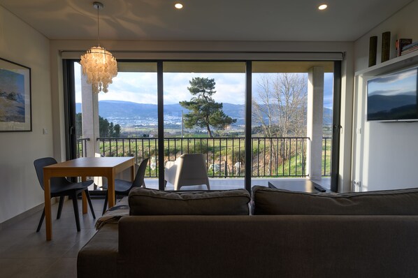 Comfort Villa | Living area | 45-inch LED TV with digital channels, TV - Laje da Bica Agroturismo (Covilha)