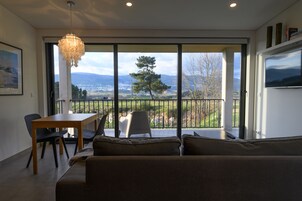 舒适别墅 | 起居区 | 45-英寸LED 电视 （配备数码频道）、电视