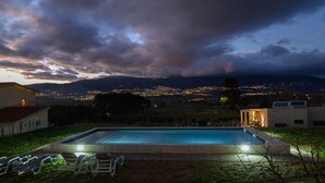A swimming pool with a view of a cityscape and mountains in the background. - Laje da Bica Agroturismo (Covilha)
