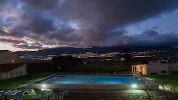 Sæsonbestemt udendørs pool, åben fra kl. 08.30 til kl. 20.30, parasoller