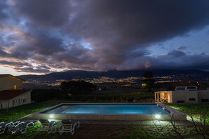 Seasonal outdoor pool, open 8:30 AM to 8:30 PM, pool umbrellas - Laje da Bica Agroturismo (Covilha)