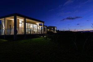 Fachada da propriedade à noite
