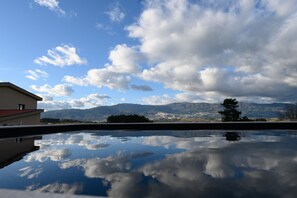 Una piscina al aire libre de temporada (de 08:30 a 20:30), sombrillas