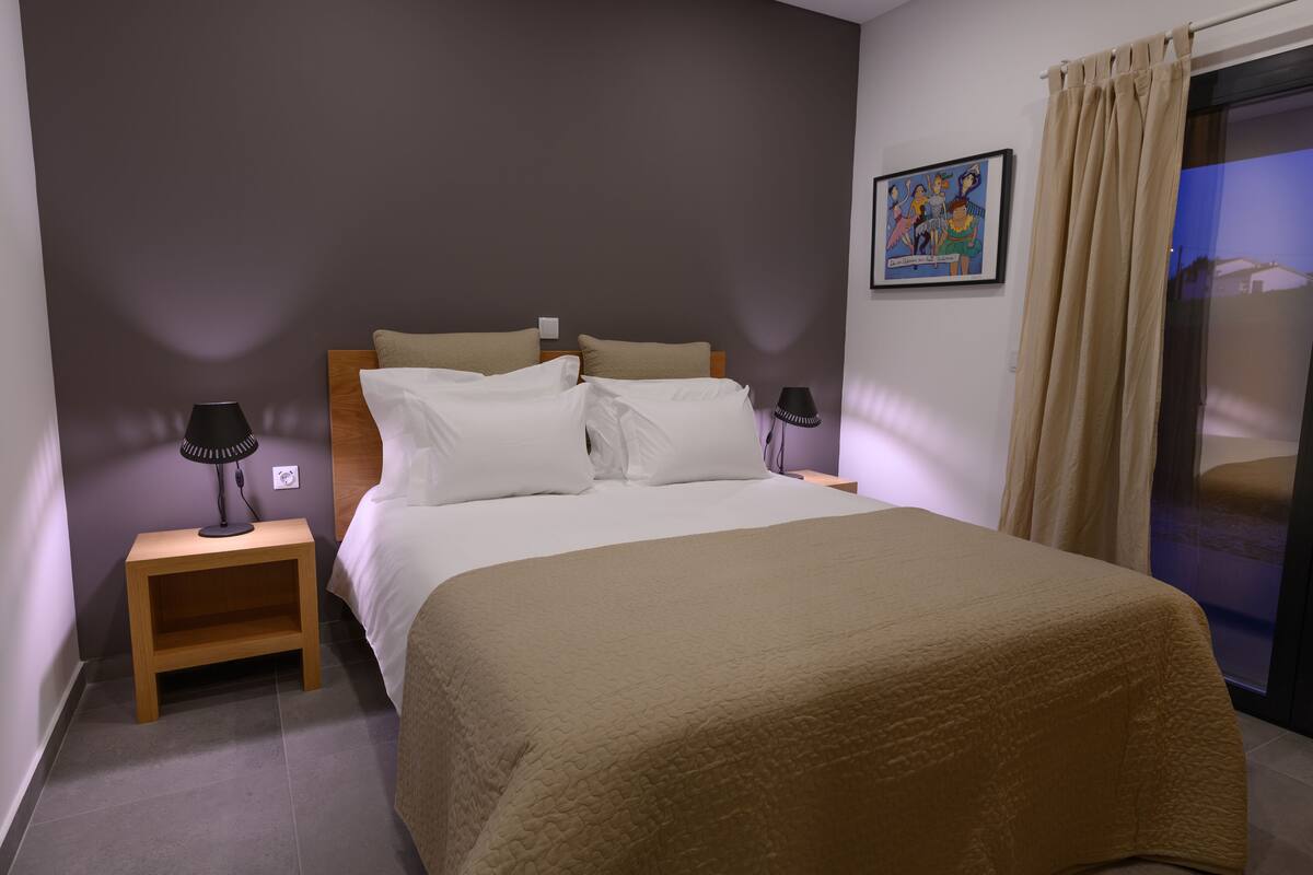 Exclusive Villa | Peralatan tempat tidur premium, busa memori, ruang kerja komputer riba 
