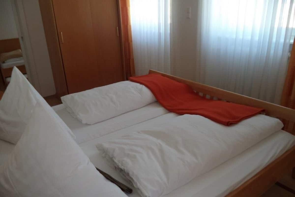 Apartemen Comfort | Seprai antialergi, meja kerja, kedap suara, dan Wi-Fi gratis