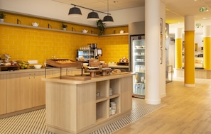 Petit déjeuner buffet (18 EUR par personne)