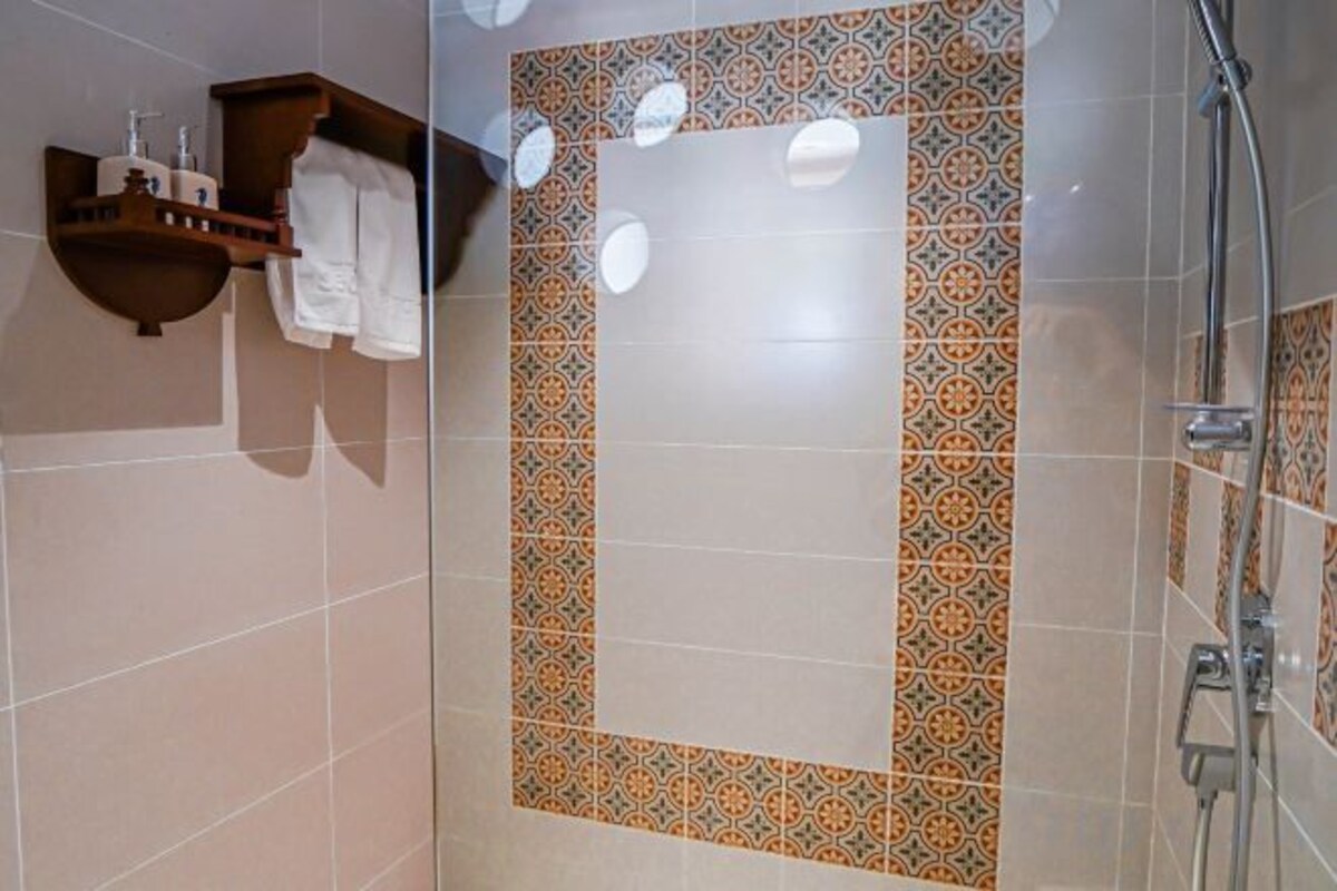 Badezimmer | Haartrockner, Handtücher, Shampoo, Toilettenpapier