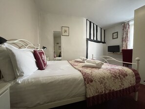Double Room, Ensuite | 1 bedroom, iron/ironing board, free WiFi