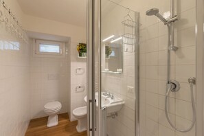 淋浴设施、吹风机、坐浴桶、毛巾