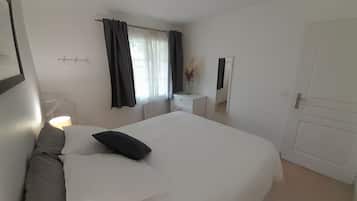 2 dormitorios, tabla de planchar con plancha, cuna de viaje