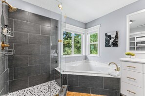 Combined shower/bathtub, hair dryer, towels