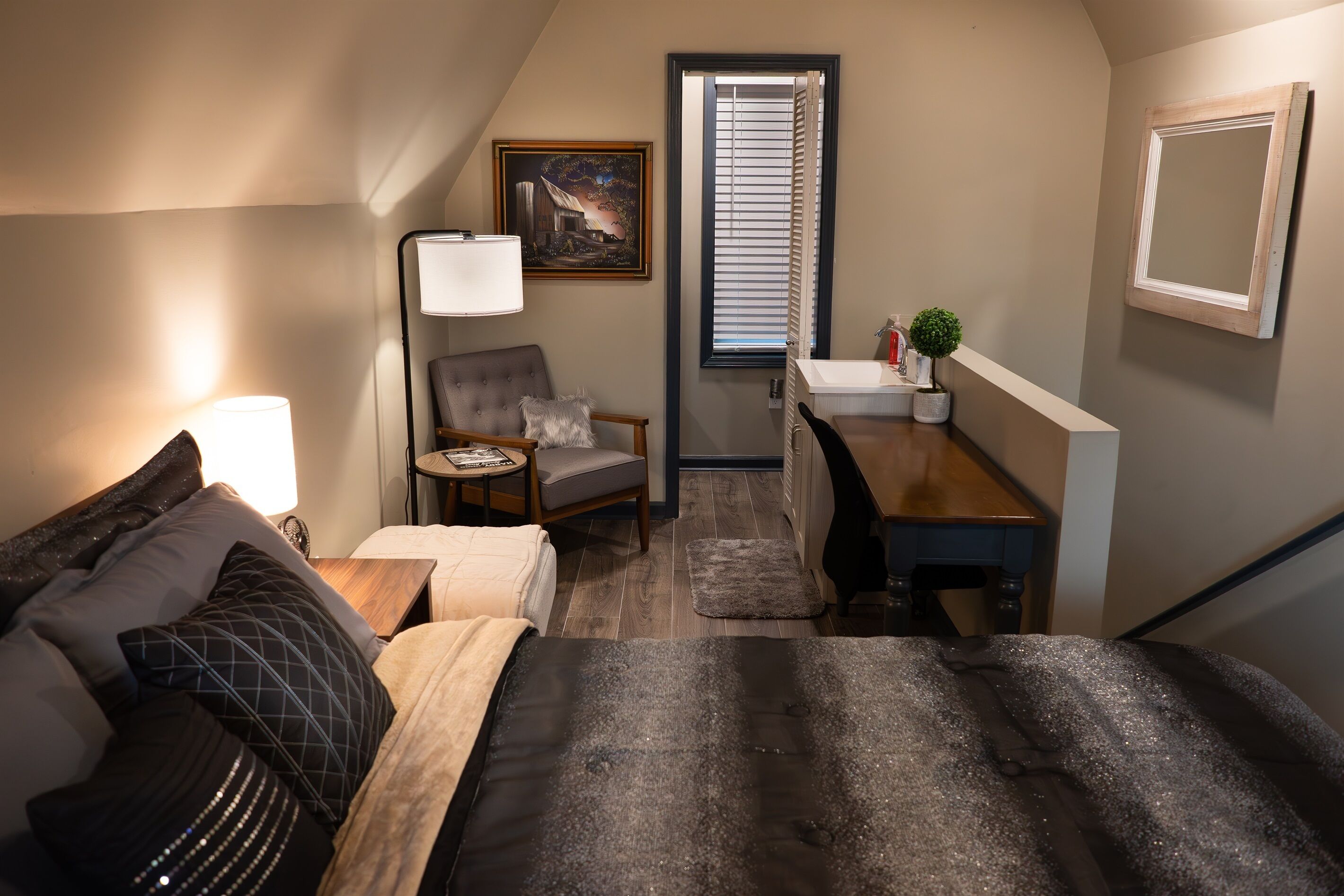 1 soverom, skrivebord, wi-fi (inkludert) og sengetøy