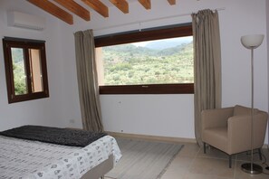 4 bedrooms, in-room safe, desk, iron/ironing board