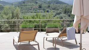 A terrace with two chairs and a table, overlooking a mountainous landscape. - Private villa with breathtaking views and private pool. (Port de Sóller)