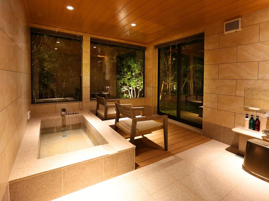 Deluxe Twin Room | Bathroom | Separate tub and shower, free toiletries, hair dryer, slippers