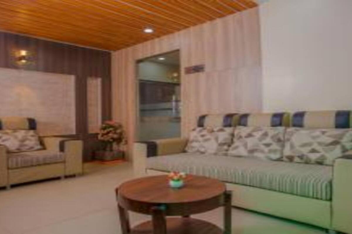 32-inch flat-screen tv with cable channels, tv