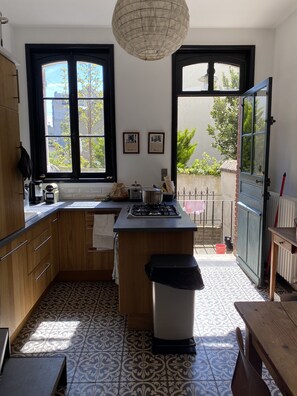 Geladeira, micro-ondas, fogão, cooktop