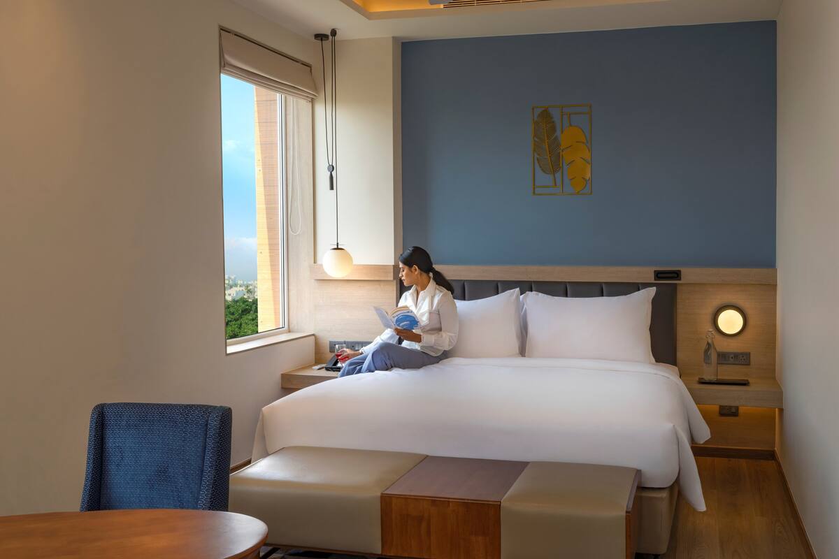 executive suite, 1 king bed | 1 bedroom, premium bedding, in-room safe, desk