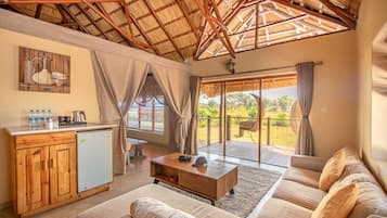 Standaard driepersoonskamer | Lakens van Egyptisch katoen, luxe beddengoed, donsdekens, een bureau