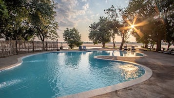 10 piscinas al aire libre, sillones reclinables de piscina