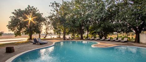 10 piscines extérieures, chaises longues