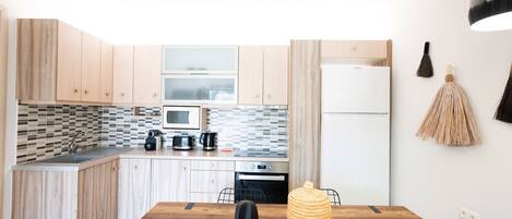 Fridge, microwave, oven, coffee/tea maker