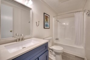 Badewanne, Haartrockner, Handtücher