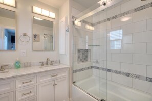 Bathtub, towels