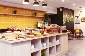 Frokostbuffé hver dag (mot et tillegg)