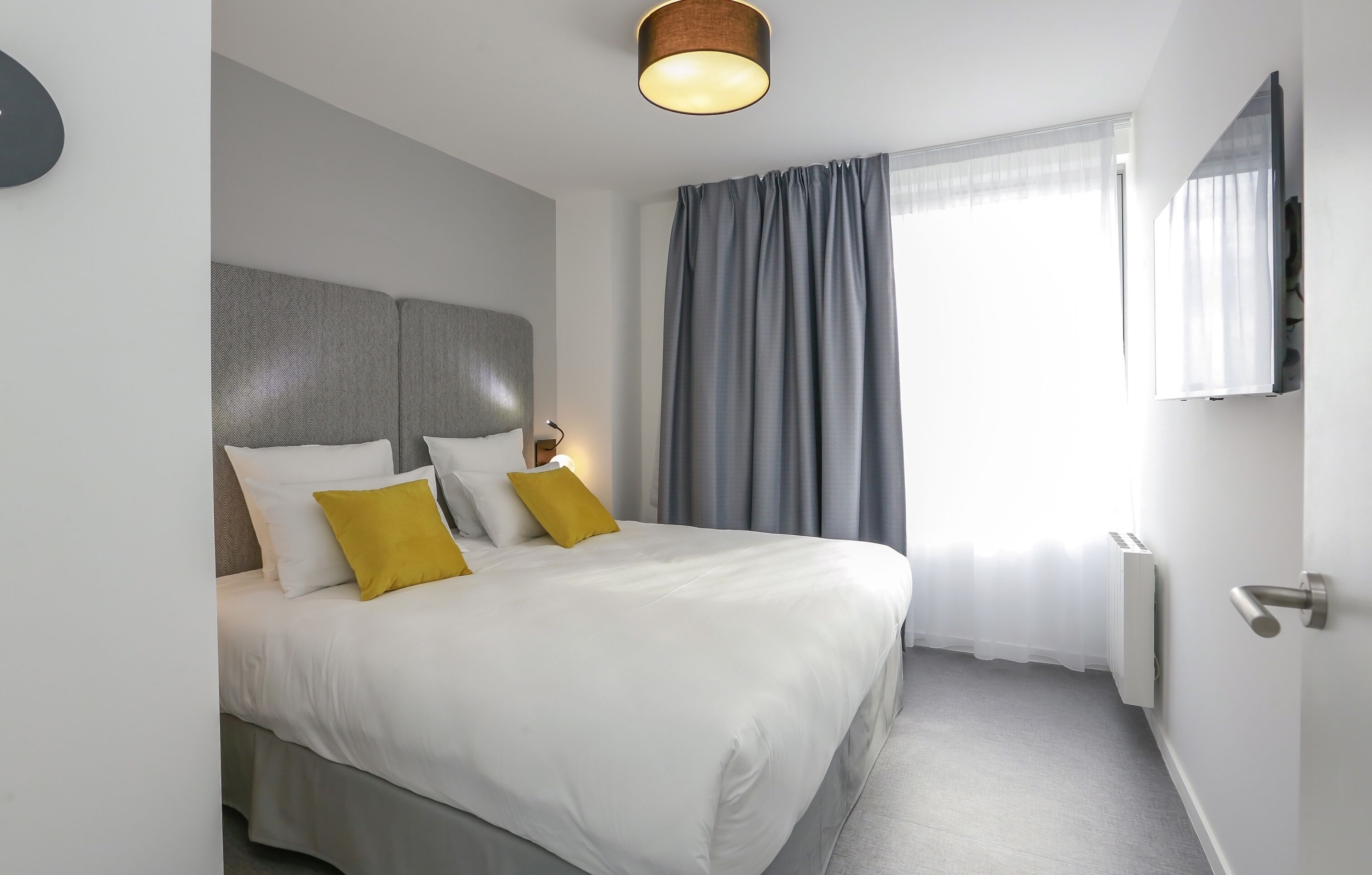 In-room safe, WiFi (free), bed sheets