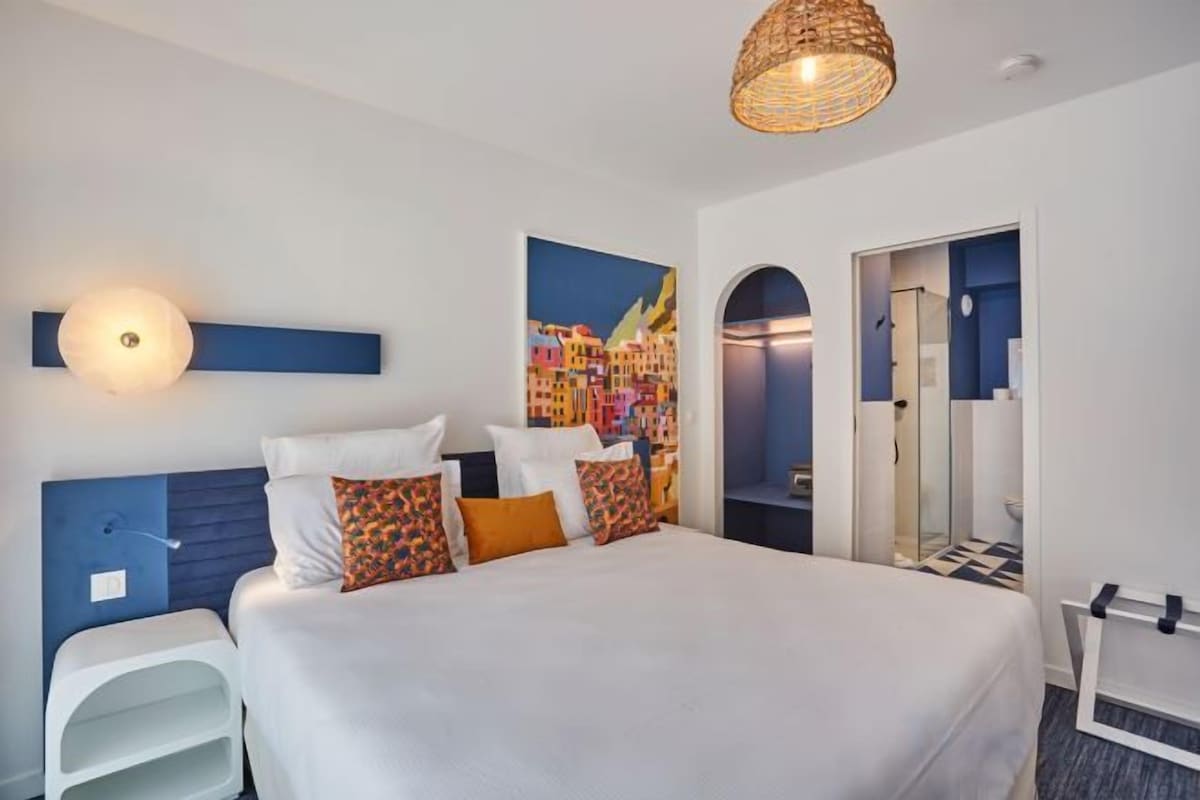 In-room safe, free WiFi, bed sheets