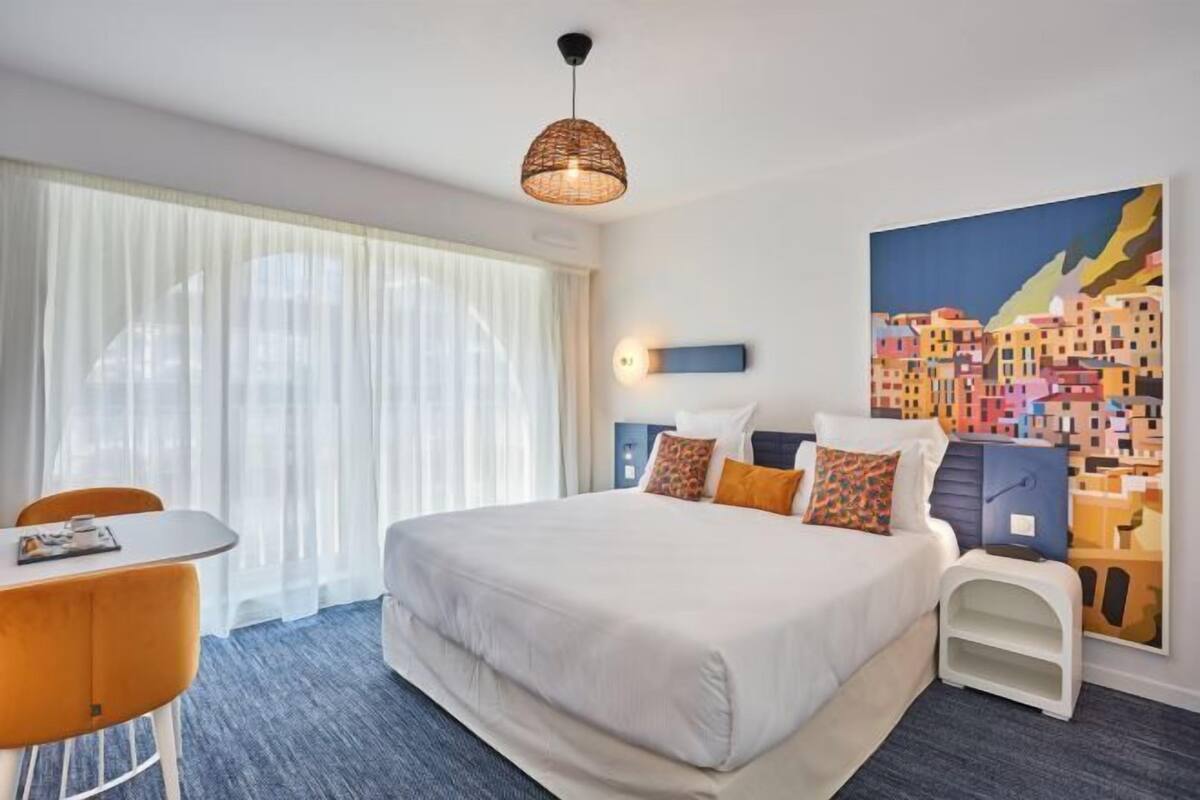 In-room safe, free WiFi, bed sheets