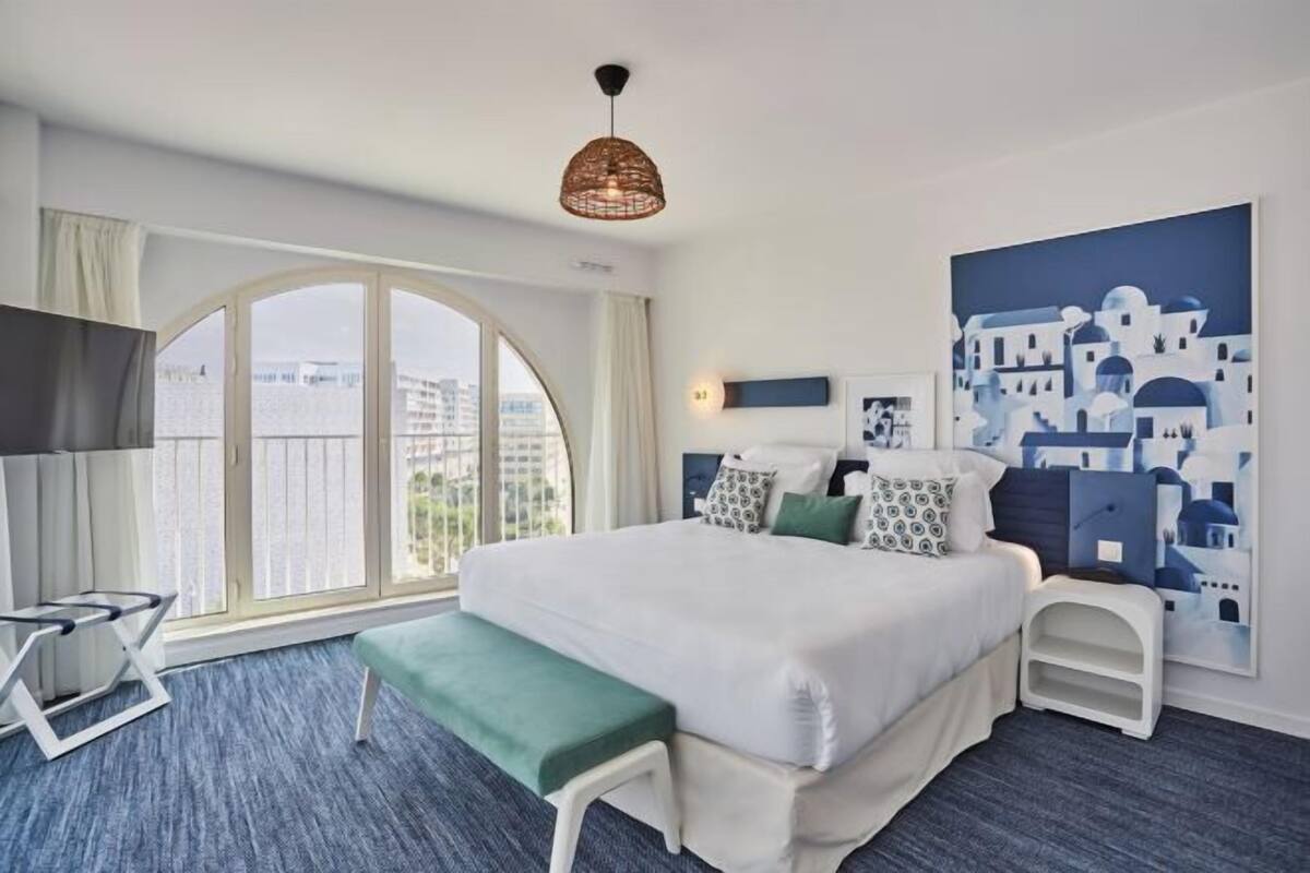 In-room safe, free WiFi, bed sheets