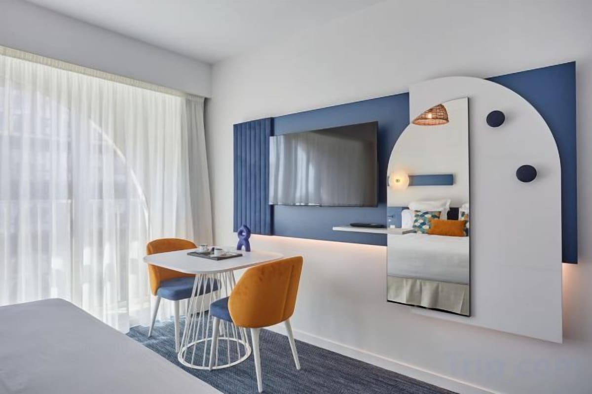 In-room safe, free WiFi, bed sheets
