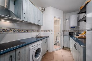 Kjøleskap, mikrobølgeovn, kokeplater og kaffetrakter/tekoker