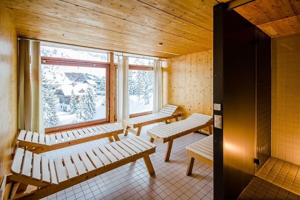 A wooden cabin with two sunbeds and a sauna. - Holzboxen Planneralm (Irdning-Donnersbachtal)