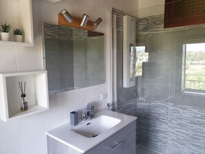 シャワー、ヘアドライヤー、ビデ、タオル