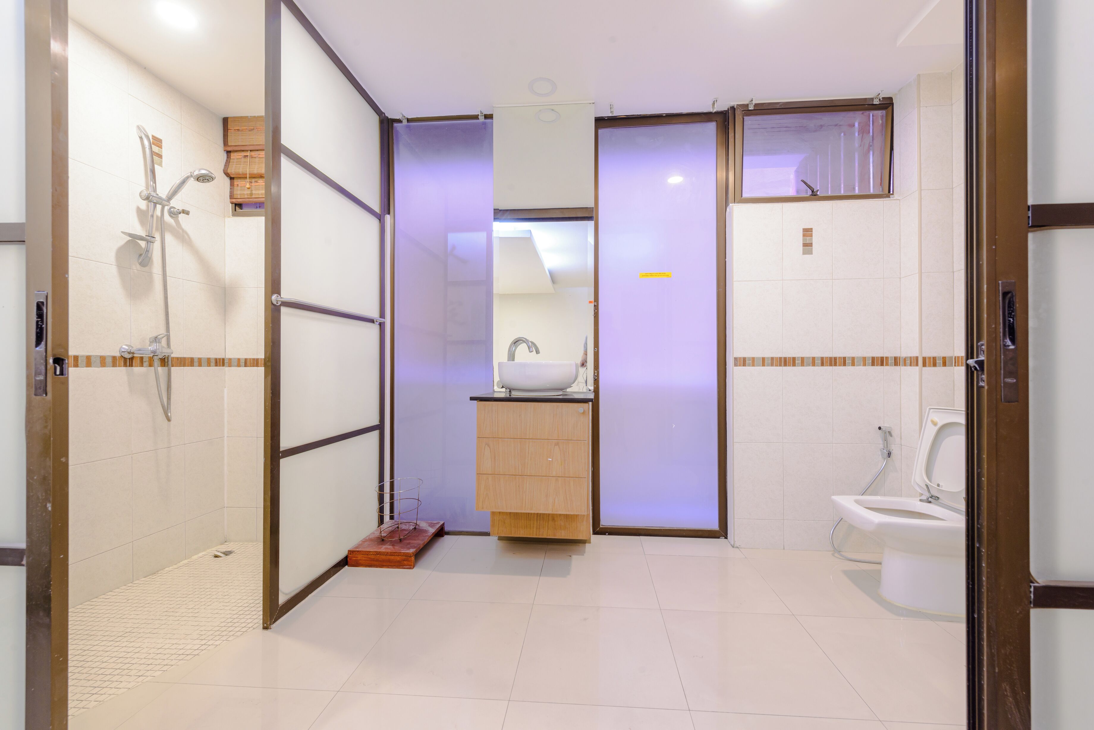 Ein modernes Badezimmer mit Dusche, Waschbecken und Toilette.