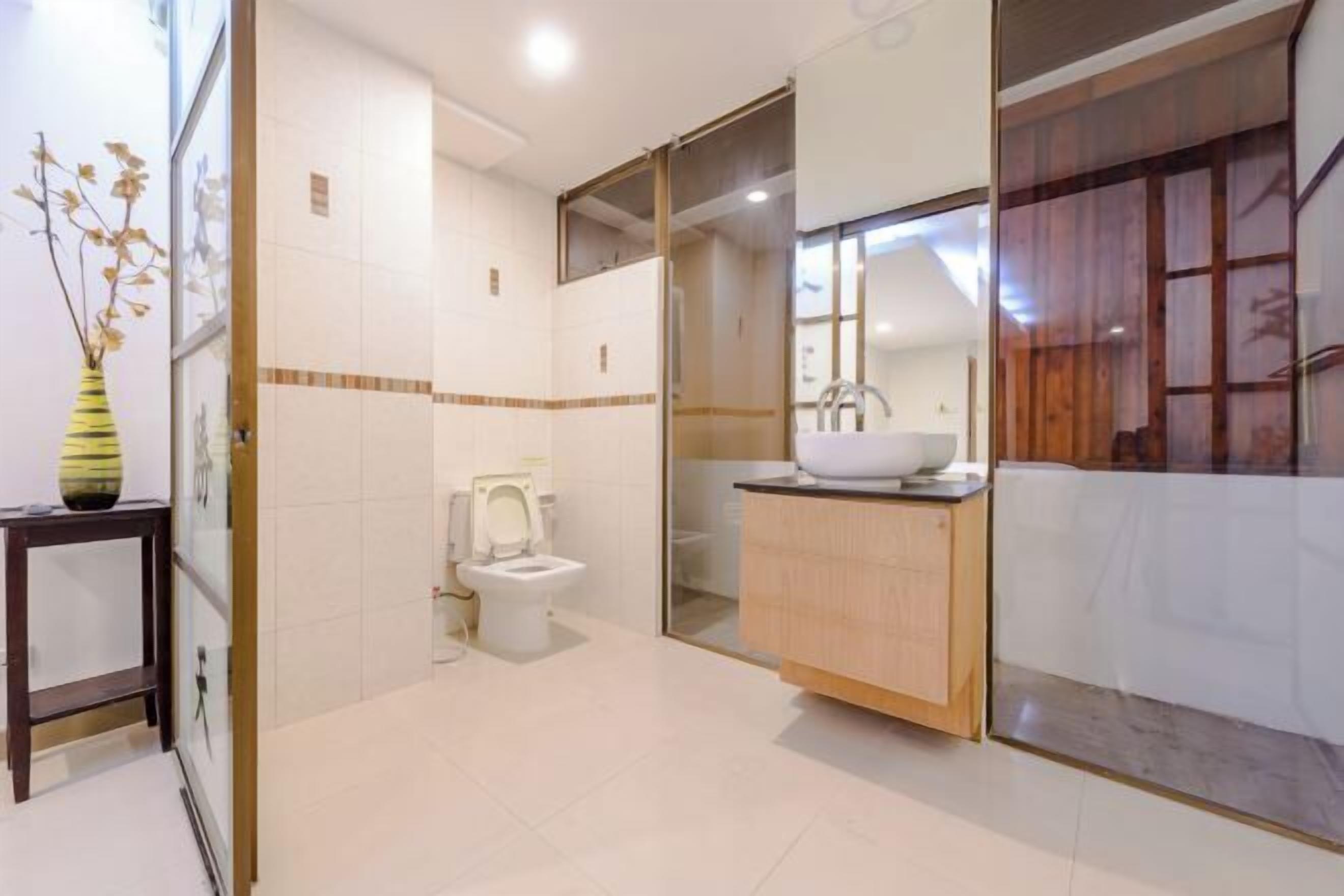 浴室 | 淋浴设施、大花洒淋浴喷头、吹风机、肥皂