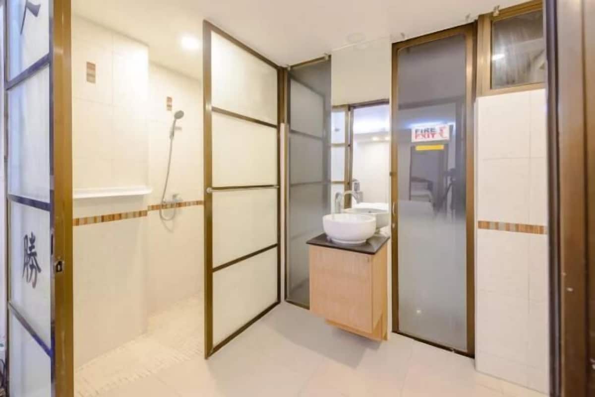 Baño | Regadera, regadera tipo lluvia, secadora de cabello, jabón