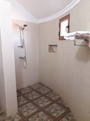 Comfort Double or Twin Room | Bathroom | Towels