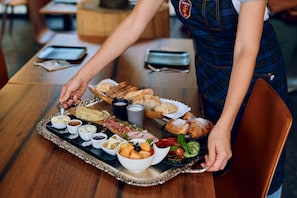 Desayuno completo (EUR 15 por persona)