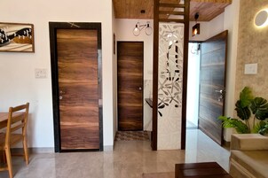 Escritorio, wifi gratis y ropa de cama 