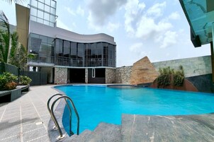 Una piscina al aire libre