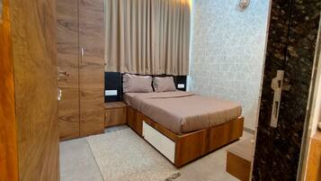 Deluxe Room | Desk, free WiFi, bed sheets